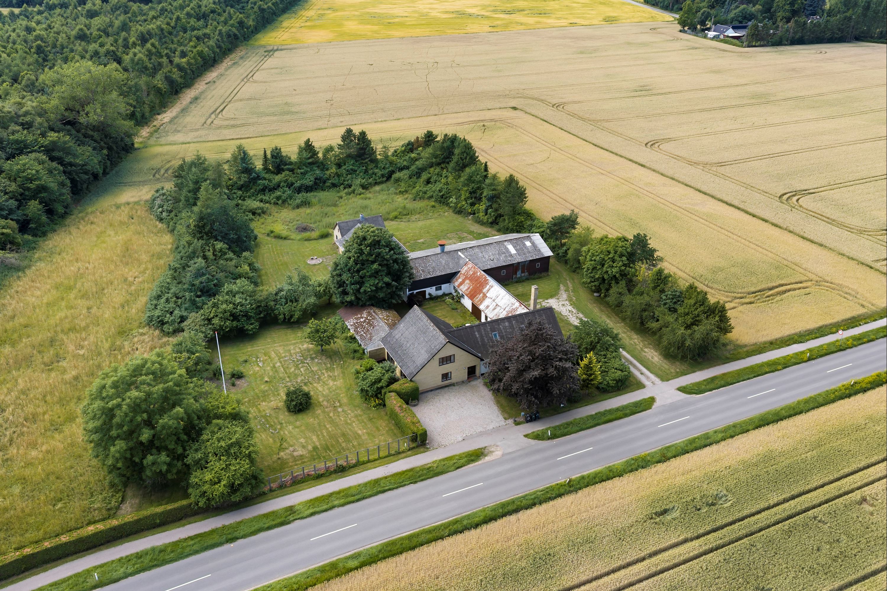 Landejendom på Kirkevej 10 4690 Haslev.